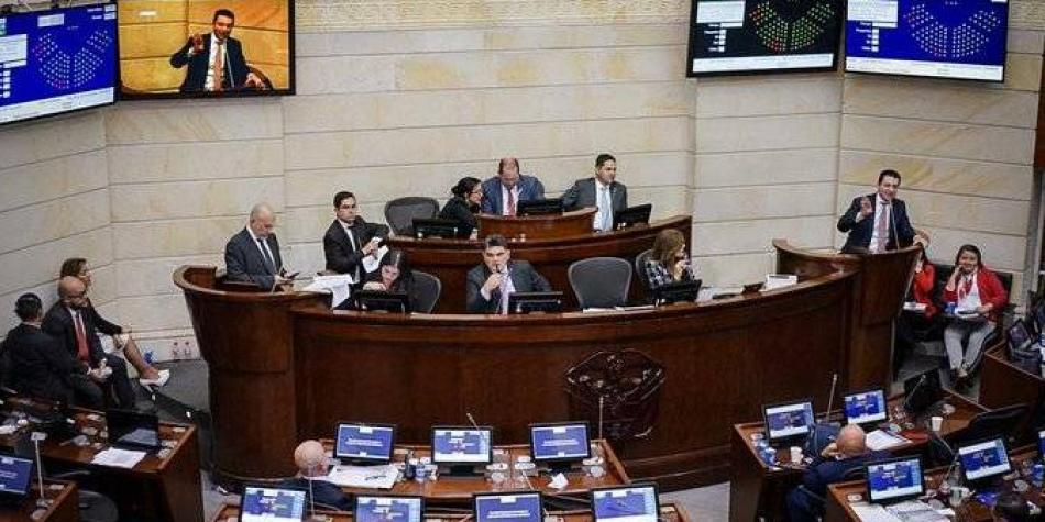 En Colombia aprueban reforma política de Gustavo Petro