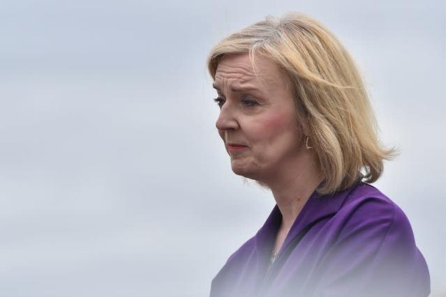 Dimite Liz Truss como primera ministra de Reino Unido