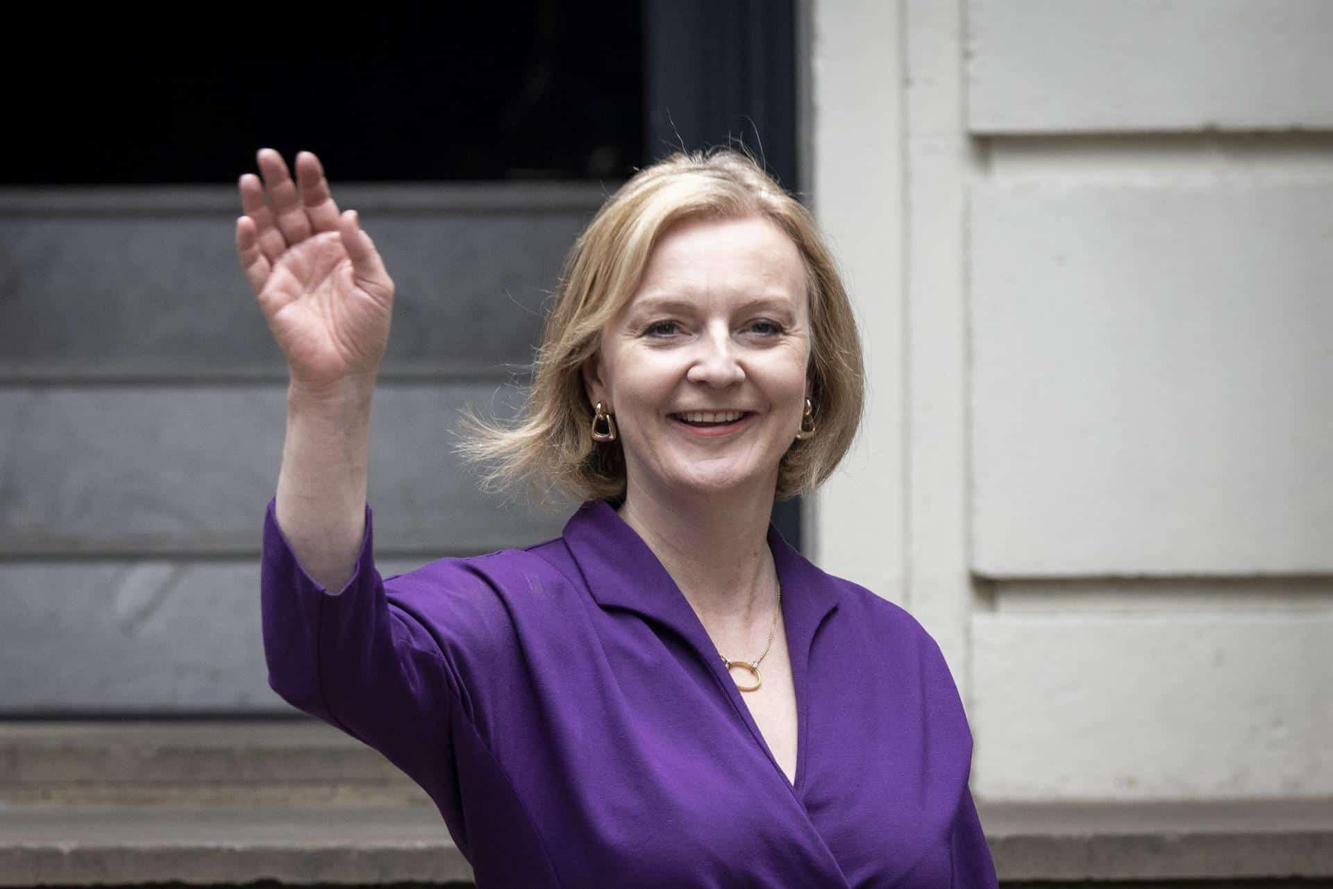 Liz Truss anuncia cambio en programa económico y remplaza a ministro
