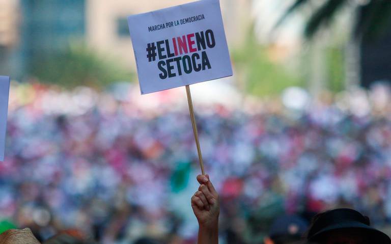 Ciudadanos salen a marchan en favor del INE en todo México