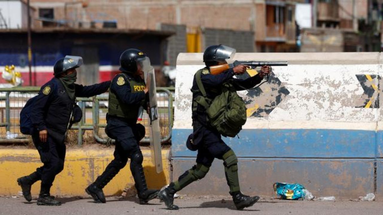 Perú ha decretado toque de queda por 3 noches de violencia tras protestas