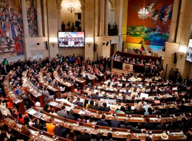 ¿Para que sirven las comisiones legislativas en Colombia? Congreso con participantes en un evento.