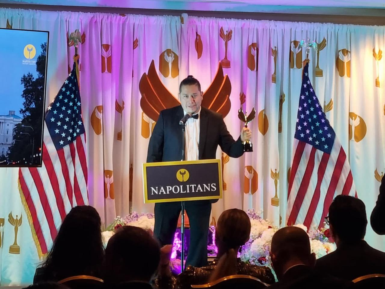 Éxito en los Premios Napolitans Victory Awards 2023 para #ElStudio, la Agencia de Comunicación de Kif Nava Imagen abstracta con tonos oscuros y formas.