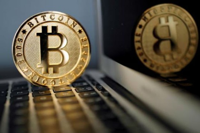 Plataforma X es autorizada para pagos en criptomonedas en EEUU Logo de Bitcoin sobre fondo blanco.