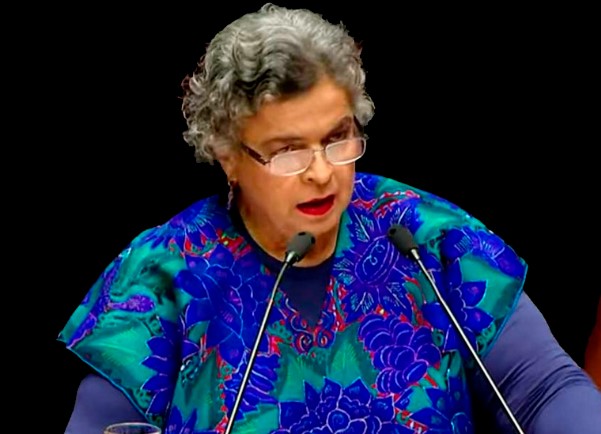 Beatriz Paredes pide a “Alito” esperar a encuestas del Frente antes de tomar “cualquier decisión” Beatriz Paredes en un evento público.