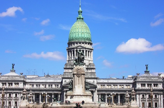 Diputados argentinos analizan el convenio para el control del tabaco Congreso en Argentina con asistentes y ponentes.