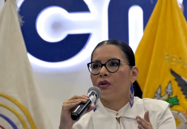 Ecuador: hay muchos votantes indecisos en recta final de elecciones presidenciales Banderas de Ecuador ondeando en un evento.