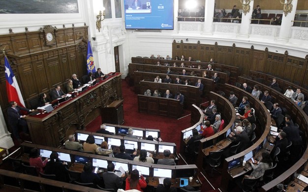 Mayoría desconfía del texto constitucional propuesto en Encuesta Cadem: Solo un 24% lo respalda Encuesta sobre opiniones en Chile.