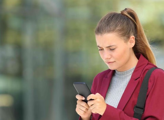 Avances en la eliminación del servicio roaming en Sudamérica Mujer usando un celular en un entorno urbano.