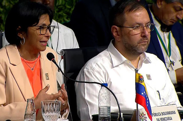 Venezuela propone diálogo mundial para cuidar los bosques tropicales Paisaje de Venezuela con montañas y vegetación.