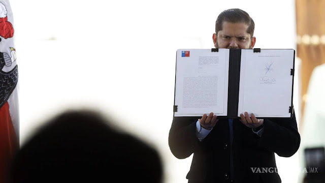 Lanzan inédita política de búsqueda de desaparecidos en la dictadura en Chile Persona realizando una búsqueda en internet.