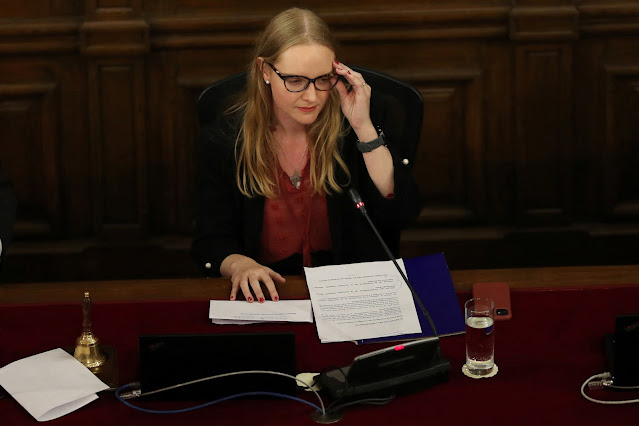 Presidenta de Consejo y Gobierno de Chile se enfrentan en medio de la votación de la propuesta constitucional Bandeja de chiles frescos en la mesa.