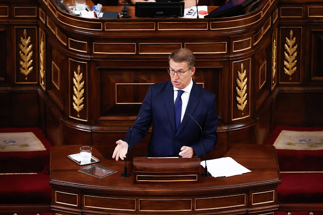 El candidato del PP, Alberto Núnez Feijóo, se presentó a la investidura fallida para ser Jefe de Gobierno Fruta de feijoa fresca sobre fondo blanco.