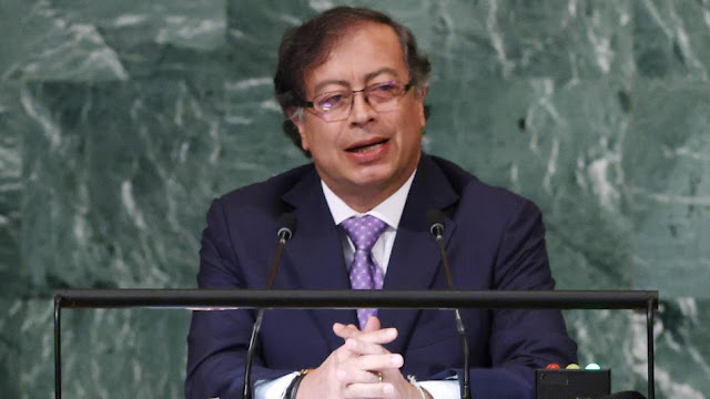 “La humanidad ha perdido y ha avanzado sin titubeos hacia los tiempos de la extinción”: Gustavo Petro en la ONU Retrato de Petro en un evento público.