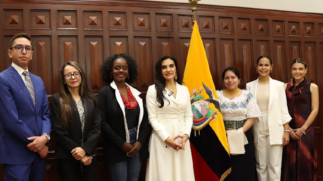 La vicepresidenta electa de Ecuador, Verónica Abad presenta a su equipo de transición Verónica Abad en un retrato profesional.