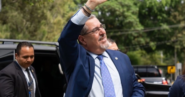 Tribunal de Guatemala invalida a partido del presidente electo Bernado Arévalo Retrato de Bernardo Arévalo, político guatemalteco.