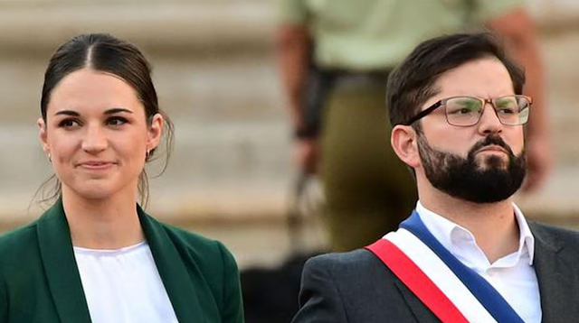 Gabriel Boric finaliza relación con su pareja Irina Karamanos Retrato de Boric en fondo neutro.