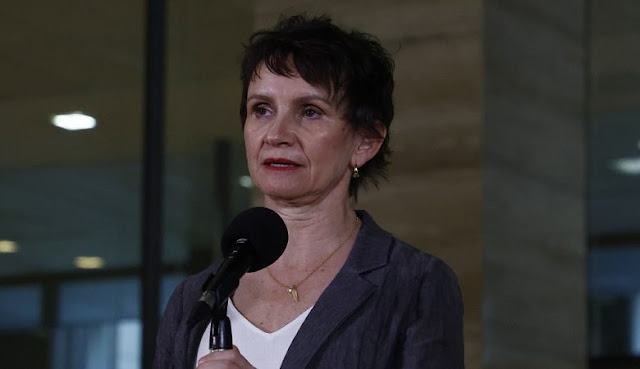 Nuevo escándalo en Chile por reuniones de ministra Tohá con lobistas Retrato de Tohá en fondo neutro.