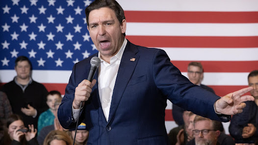 Ron DeSantis abandona la carrera presidencial republicana, destacando el control de Trump sobre el partido Retrato de Ron DeSantis, político estadounidense.