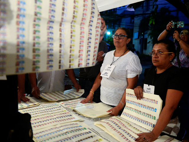 En El Salvador se preparan para regresar a las urnas este 3 de marzo Mapa de El Salvador en colores vibrantes.