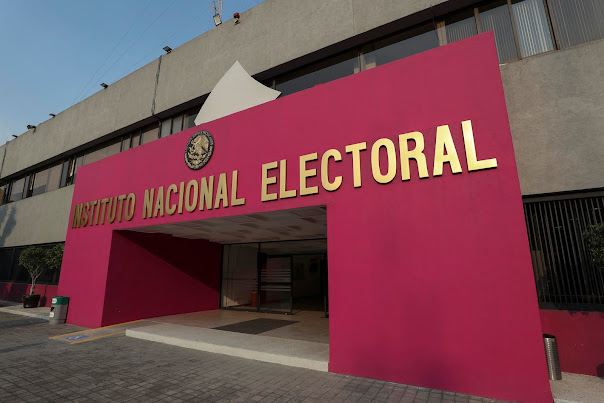 Ordena INE ajustar mañaneras del Presidente por propaganda electoral Logo del Instituto Nacional Electoral (INE) de México.