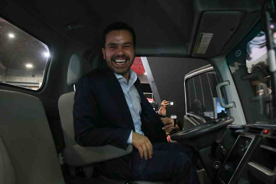 Candidato Máynez plantea soluciones tecnológicas ante violencia en carreteras Jorge Álvarez Maynez discutiendo propuestas para transportistas.