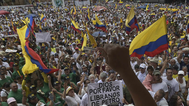 Marchas contra Petro: Odio y rechazo en las calles de Colombia Imagen abstracta con tonos oscuros y luces.