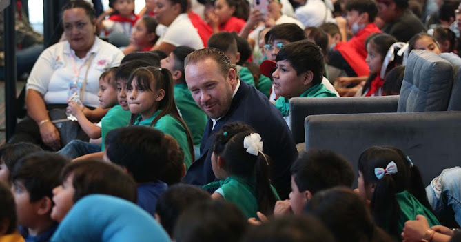 Santiago Taboada: Comprometido con la salud y educación de los niños en CDMX Santiago Taboada en evento público.