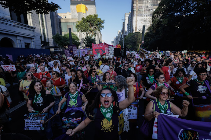 Protestas masivas en Brasil contra Proyecto de Ley Antiaborto Imagen abstracta con colores vibrantes y formas.