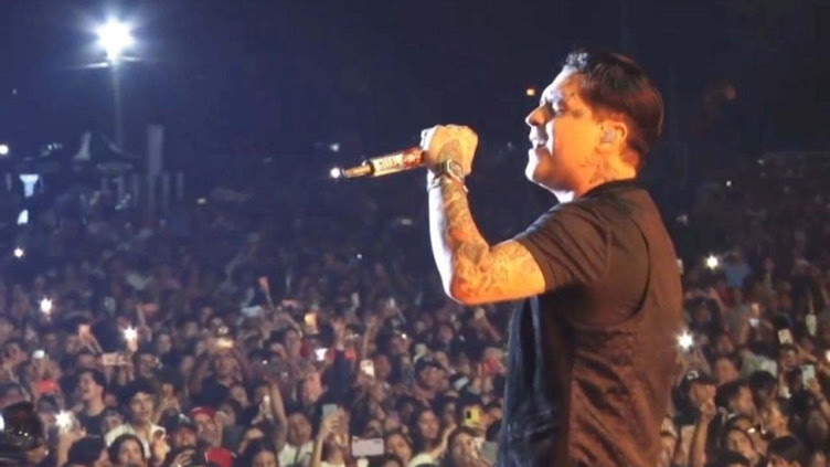 Amenaza de bomba retrasa concierto de Christian Nodal en Ecuador Imagen de Nodal en concierto.