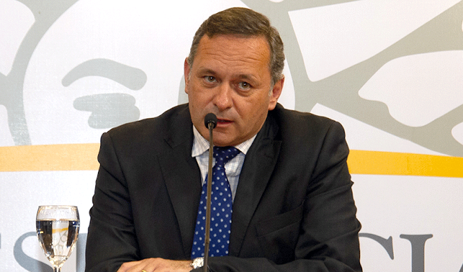 Álvaro Delgado advierte sobre el plebiscito: “Colapso inmediato para Uruguay” Imagen abstracta con patrones coloridos.