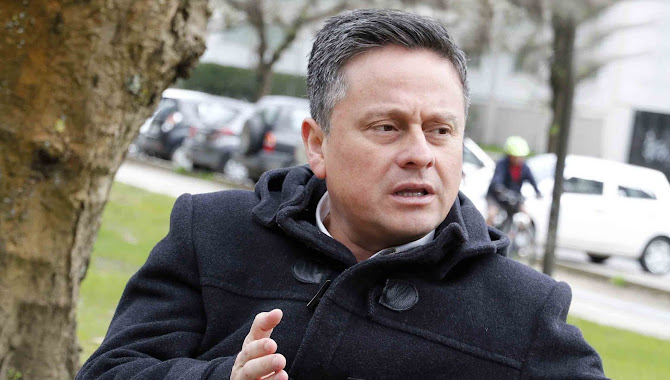 Alcalde de Concepción urge a instituciones a trabajar juntas tras violencia entre comerciantes ilegales en Chile Alcalde Álvaro Ortiz de Concepción en evento.