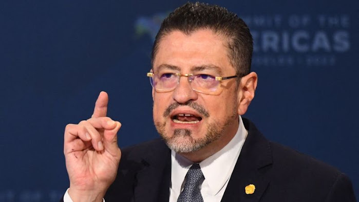 Presidente de Costa Rica destituye a ministra y comisionado por apoyo a marcha LGBT Rodrigo Chaves, presidente de Costa Rica.