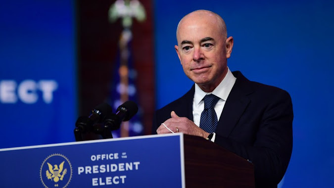 Panamá, Colombia y EE.UU. unen esfuerzos para combatir la migración irregular en el Darién, cancilleres Mujer votando en una urna electoral.