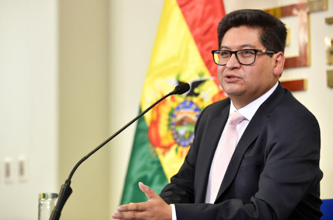 Ministro Marcelo Montenegro, solicita a la Asamblea de Bolivia la aprobación de créditos para aliviar crisis económica Paisaje natural al atardecer con colores vibrantes.