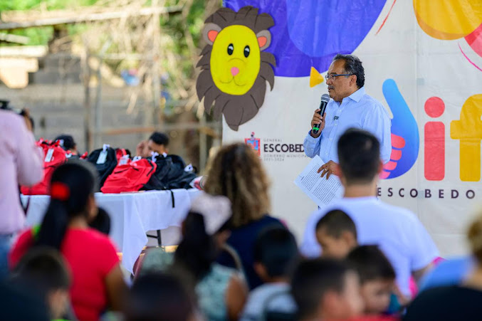 El Alcalde Andrés Mijes agradece a SISAMEX por su contribución a la educación en Escobedo Celebración de evento con personas reunidas.