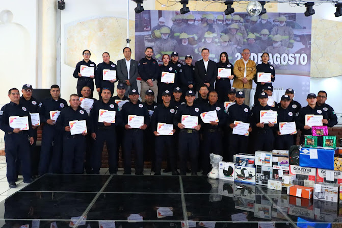 Susana Ángeles entrega reconocimientos a bomberos de Tizayuca por su valor y profesionalismo Celebración de evento con personas reunidas.