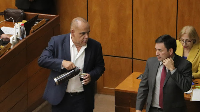 EE.UU. suspende ayuda económica a Georgia por nueva ley sobre ONGs Imagen abstracta con tonos oscuros y luces.