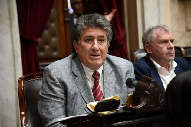Congreso argentino debate propuestas para reducir la edad de imputabilidad en el Régimen Penal Juvenil: Diputado Manuel Aguirre Paisaje urbano con edificios y cielo azul.