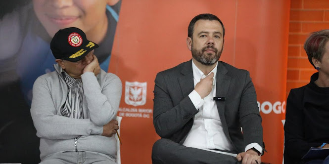 Carlos Fernando Galán, alcalde de Bogotá, desafía a Petro: ‘Opinar sobre Venezuela no es un delito en Colombia!’ Fondo abstracto colorido y vibrante.