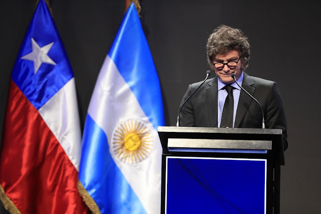 Javier Milei destaca el potencial energético de Argentina en encuentro con empresarios en Chile Imagen de un paisaje natural con montañas.