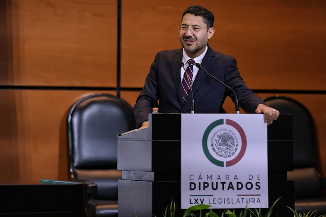 Martí Batres anuncia nuevas iniciativas para el agua y el apoyo a deportistas paralímpicos en la Ciudad de México Fondo abstracto colorido y vibrante.