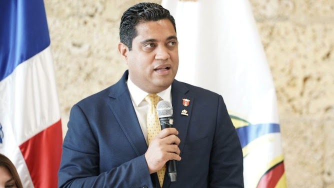 República Dominicana: Kelvin Cruz deja la Alcaldía de La Vega para asumir el Ministerio de Deportes Bloque 26 en diseño gráfico moderno.
