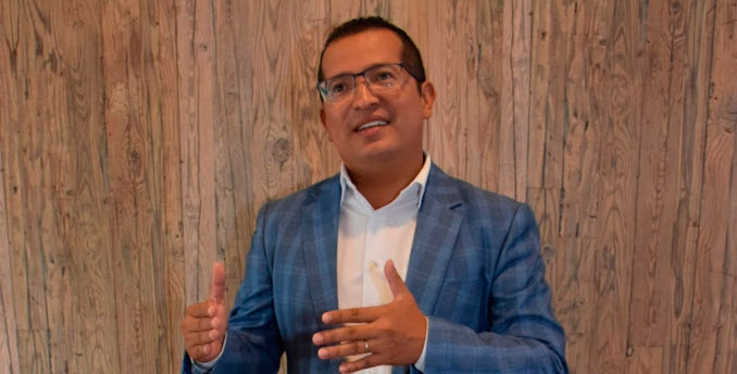 Alcalde Erick Mejía anuncia la unión de más de 10 alcaldes del PL a Libre en Honduras Retrato de Erick Mejía sonriendo.