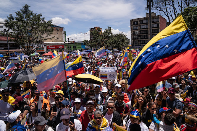 Provea: Desapariciones forzadas y detenciones arbitrarias se han convertido en la “nueva normalidad” en Venezuela Fondo abstracto colorido y vibrante.