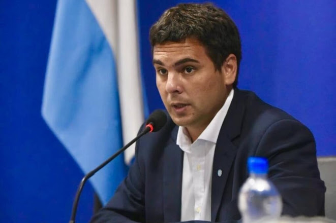 Argentina: Gustavo Bastian, intendente de San José, destina el 45% de su sueldo para apoyar a niños en merenderos Retrato de Bastian en fondo neutro.