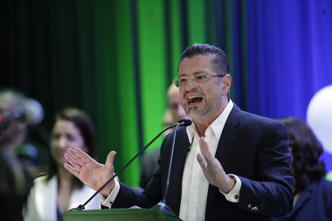 Oposición denuncia que Referéndum Jaguar es una maniobra política de Rodrigo Chaves Logo de Sufragio diseño moderno y colorido.