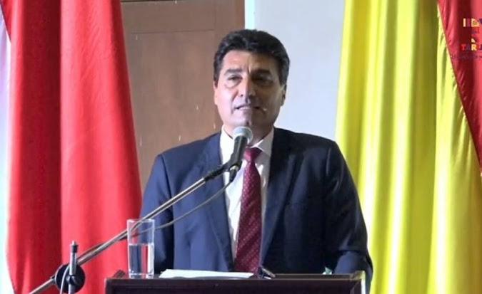 Alcalde Torres urge a la unidad de los bolivianos para superar la crisis económica Imagen abstracta con colores vibrantes y formas.
