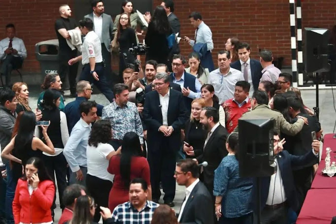 Morena y aliados debaten reforma judicial en sede alterna ante manifestaciones Imagen de un paisaje urbano moderno.