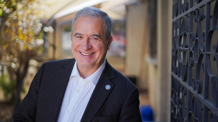 Lea-Plaza promete convertir Lo Barnechea en la comuna más segura de Chile, y cuestiona la estrategia de Alessandri Diseño gráfico moderno y colorido.